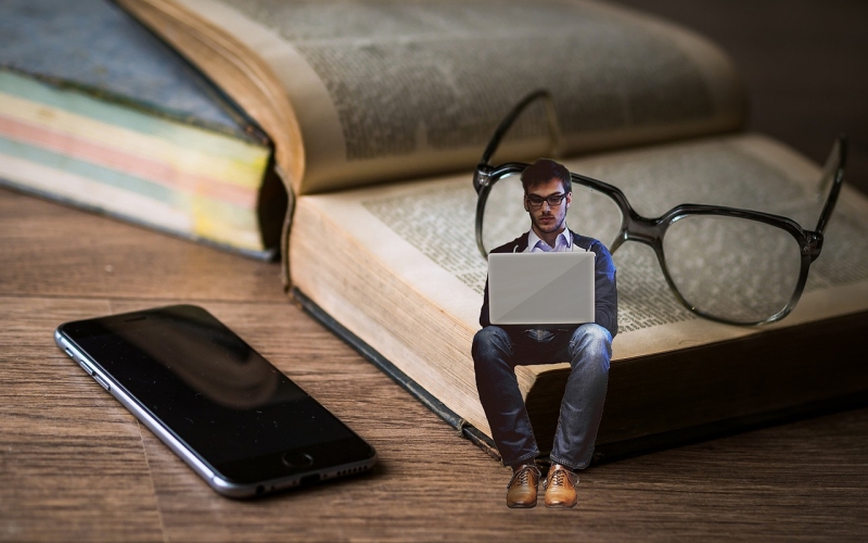 Homme minuscule sur un livre